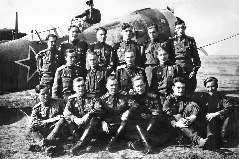Фото 1940-х гг. с группой лётчиков 171-го ИАП, найденное на сайте о лётчиках-асах Красные Соколы.