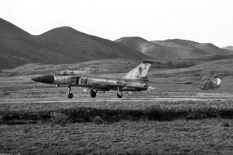 Фото начала 1990-х гг. с садящимся СУ-15ТМ на аэродром "Угольный", найденное в интернете.