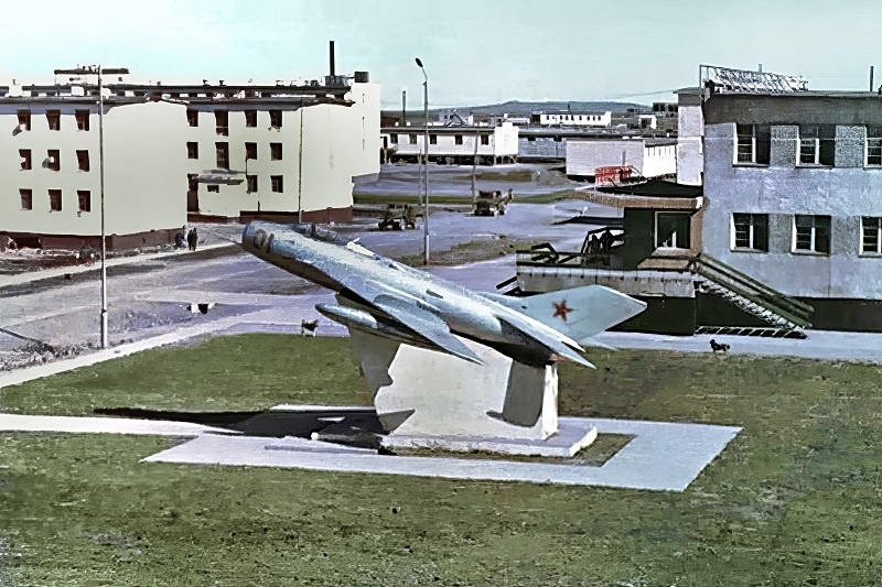 Старое фото памятника, найденное на сайте chukotka.ru.