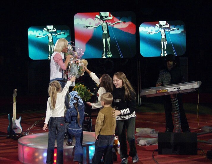 Классический фонограмный интерактивный  гастрольный концерт Глюк'Ozы 2000-х. Фото из интернета