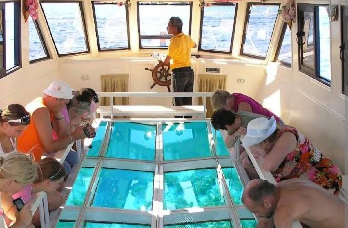 Это самый простой и безопасный вариант - лодка с прозрачным дном