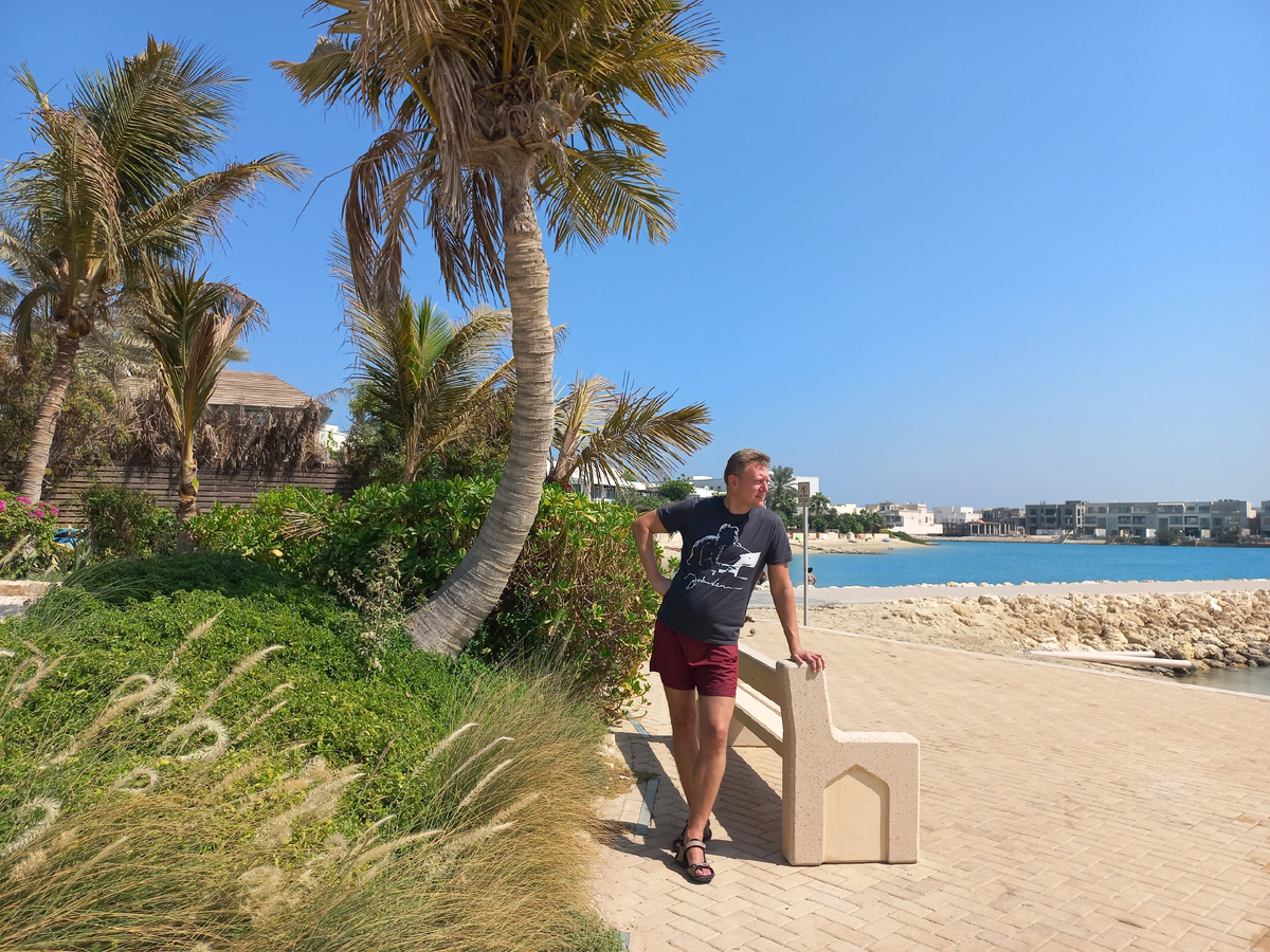 Вот тут еще без бороды и удивляющийся пляжу и пальмам во дворе дома