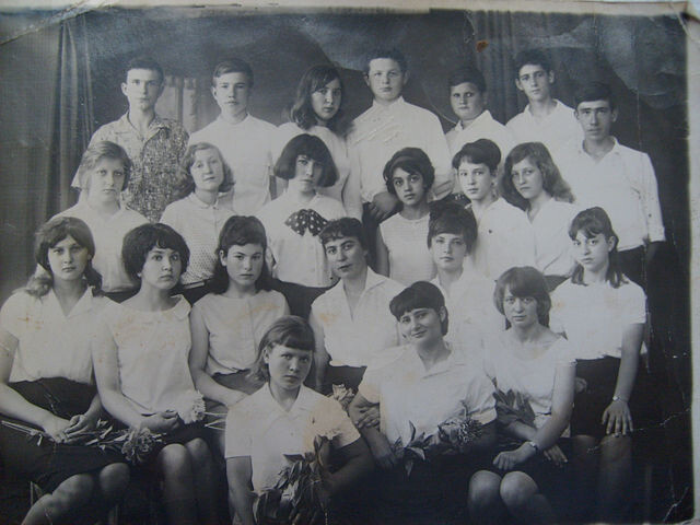 фотография 8-в класса сш № 22 г. Грозного. Не все ученики класса на ней, но все выбрали достойный путь. Кроме двоих...