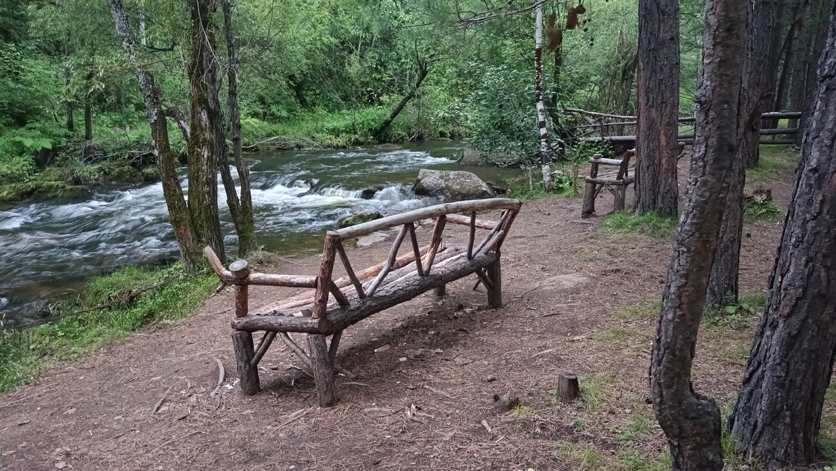 Лавочки возле реки недалеко от станции