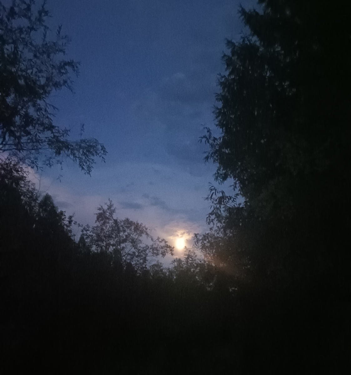 При установке палатки нам светила яркая луна