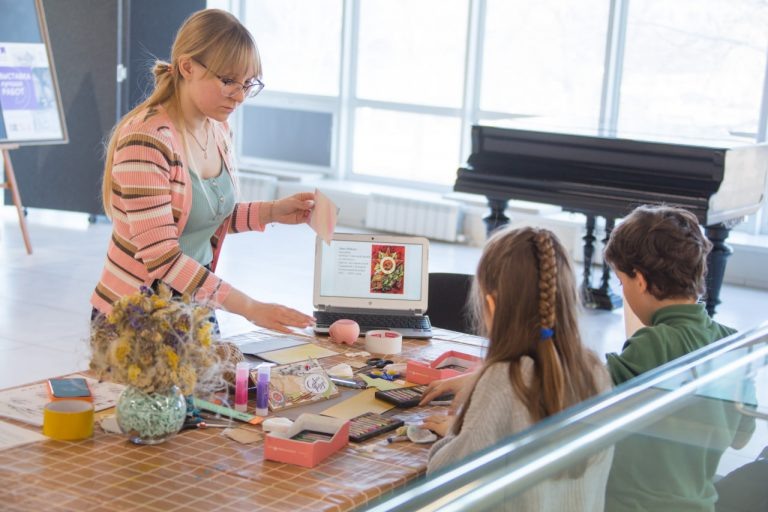    «История нашей Победы»: в музее ИЗО прошло занятие по созданию объёмной открытки Оренбуржье