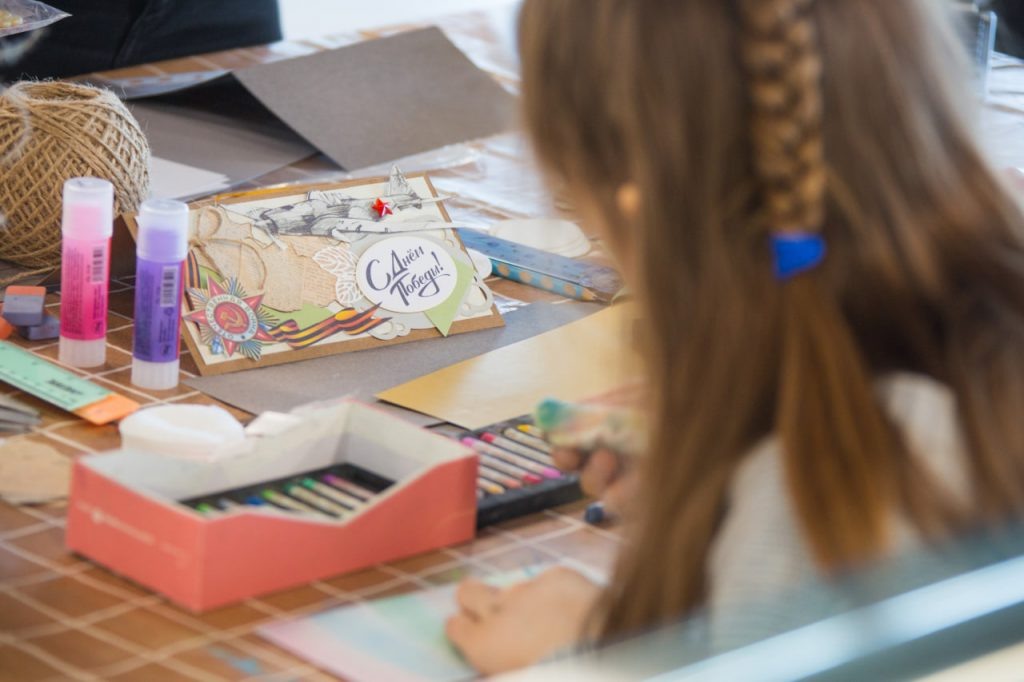    «История нашей Победы»: в музее ИЗО прошло занятие по созданию объёмной открытки Оренбуржье