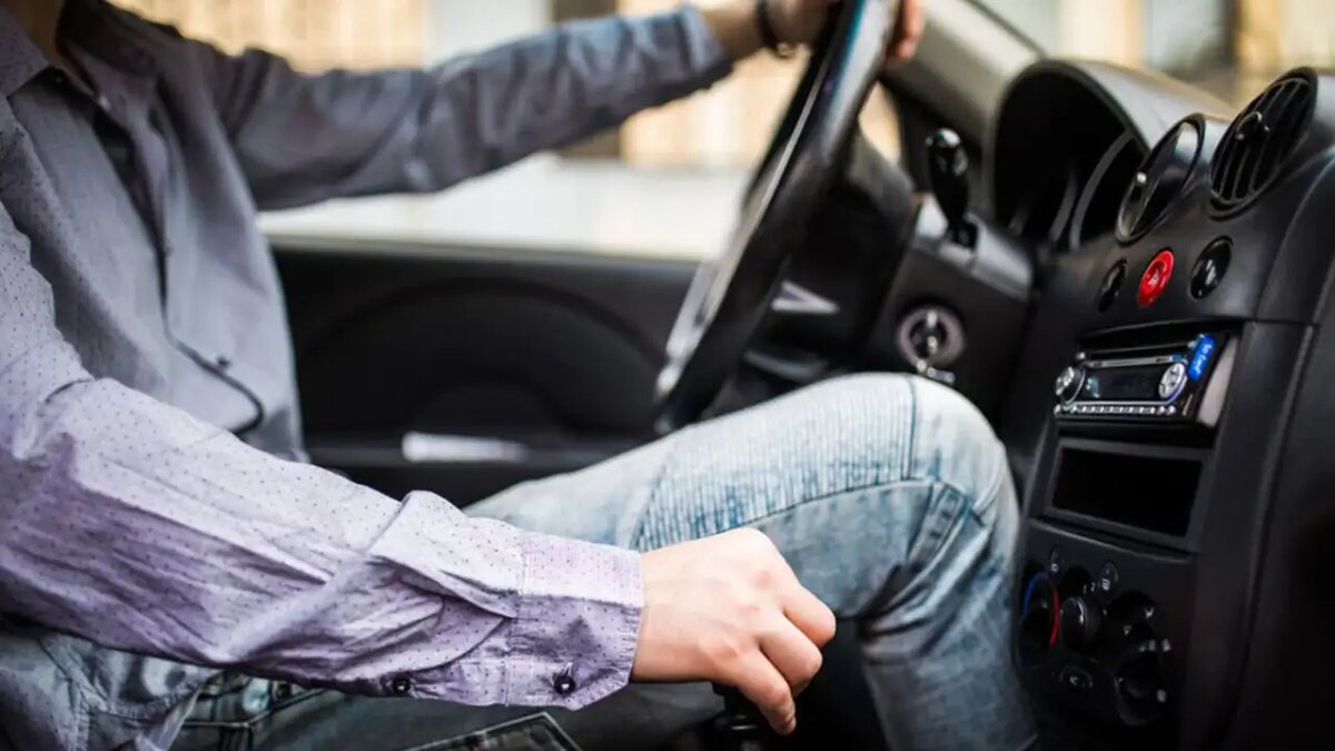    Автомобиль с МКПП.