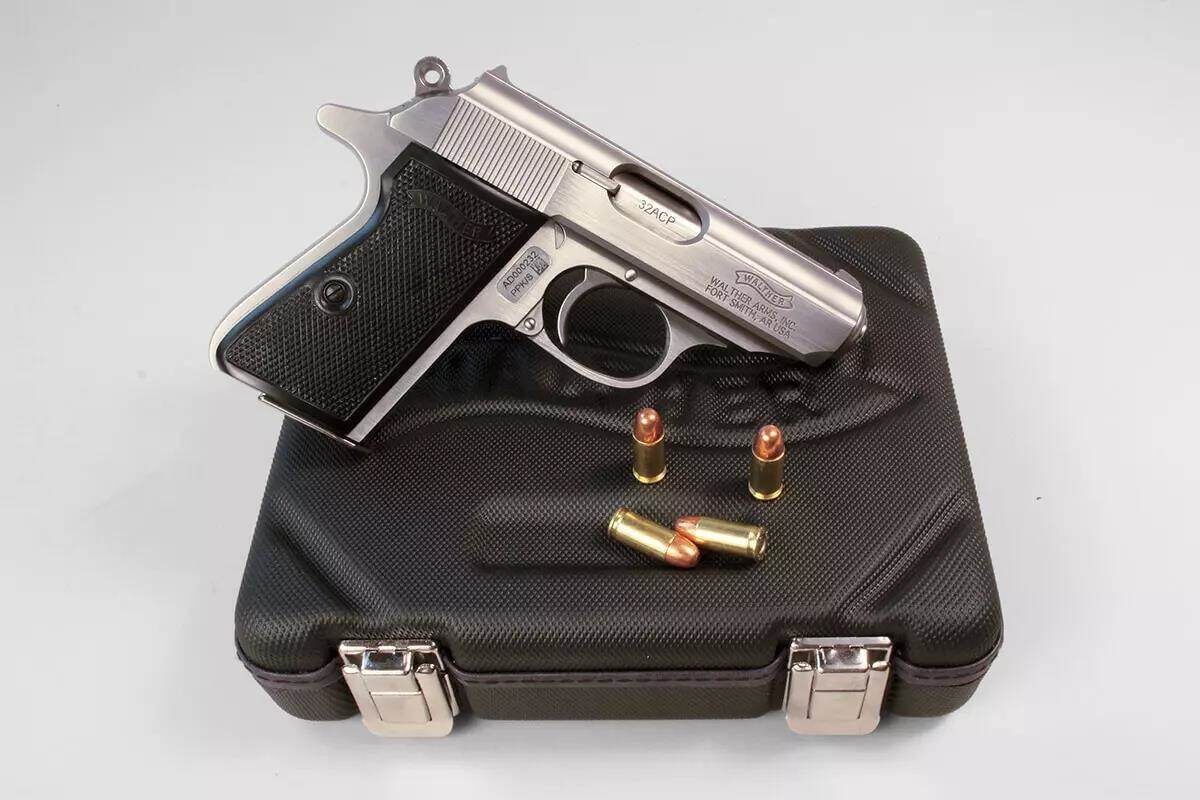 С радостью представляем вам новую модель пистолета PPK/s, разработанную под патрон.32 ACP. Этот пистолет напоминает легендарное оружие, которым пользовался Джеймс Бонд, и отличается эргономичной формой и привлекательным дизайном.