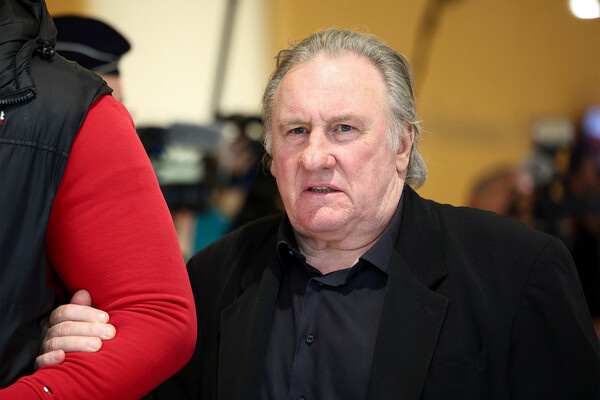 Французский актер Жерар Депардье в здании Парижского суда, где продолжается судебный процесс по обвинению в сексуальном насилии во время съемок фильма «Зеленые ставни», Франция, 27 марта 2025 года / Abdul Saboor/Reuters  