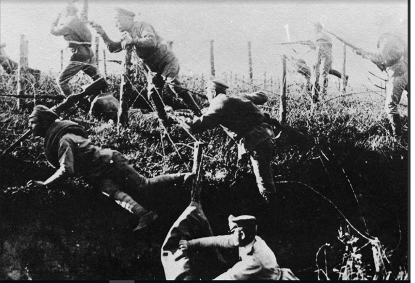 Русские войска преодолевают проволочные заграждения. Из открытых источников