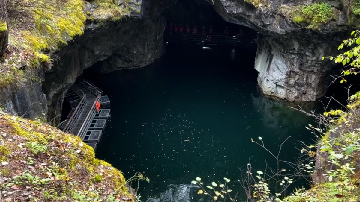 Фишка парка — подземные маршруты, где темнота и сталактиты создают атмосферу хоррора без грима