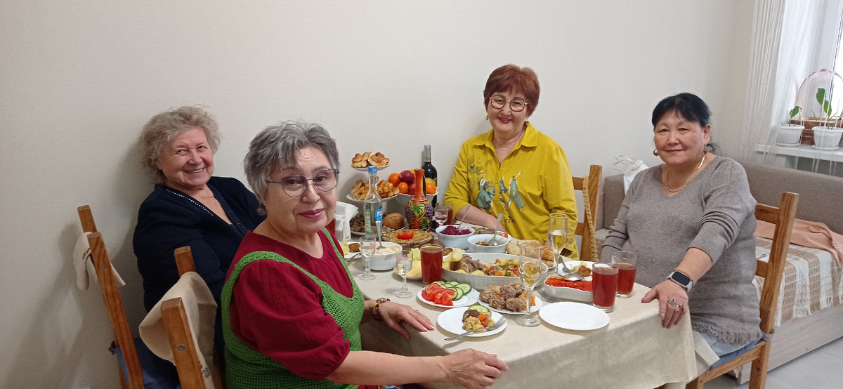 Когда-то, ещё как раз перед Пандемией, мы собрались в клуб, благодаря хозяйке одной из багетных мастерских города. Мы понемногу вышивали и приносили свои вышивки  в её мастерскую для оформления. Клуб образовался на базе кинотеатра. Мы пару раз собрались на свои заседания и тут грянула пандемия.  Всё позакрывалось, как Вы знаете. Мы создали группу в Ватсапе(я) и стали тесно общаться. А потом уже и пандемия  прошла, а наше общение осталось. А потом и наш кинотеатр закрылся сразу на  ремонт( и до сих пор!), а мы продолжаем общаться. Нас 5 человек и всё приблизительно одного возраста.