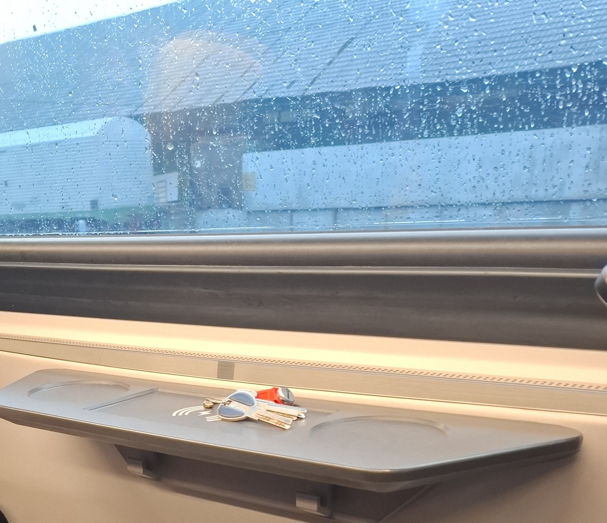 Забытые в вагоне ключи.