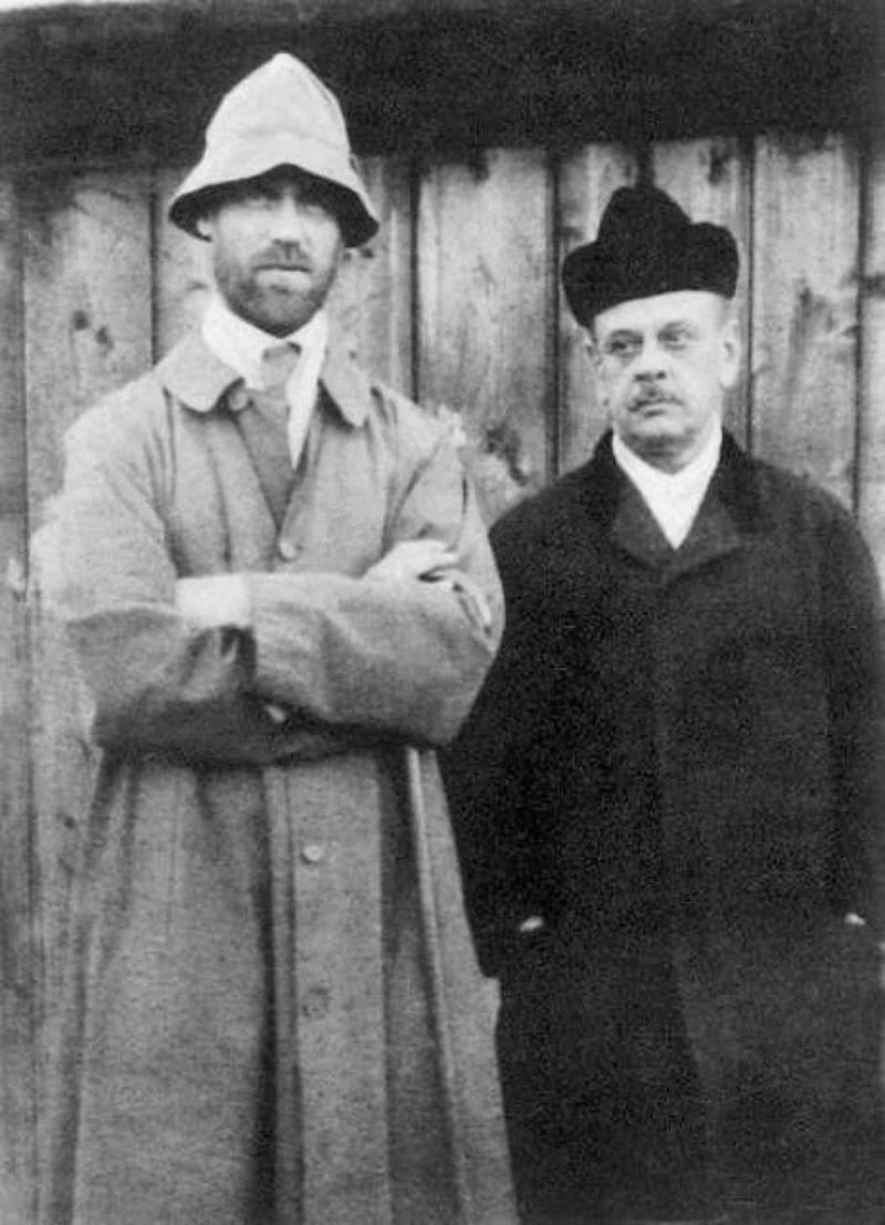 Михаил Александрович (слева) и Петр Знамеровский в Перми в апреле 1918 года 