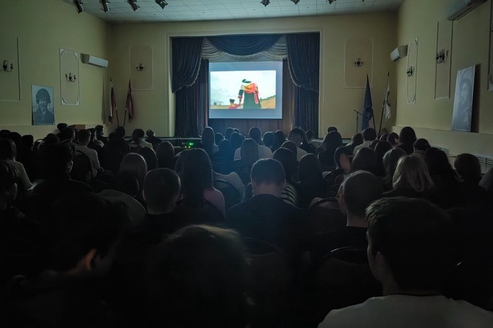  Фото © Александр Пелевин / Абзац / Полный зал молодёжи на фестивале «Кино на службе Отечеству» в Курске