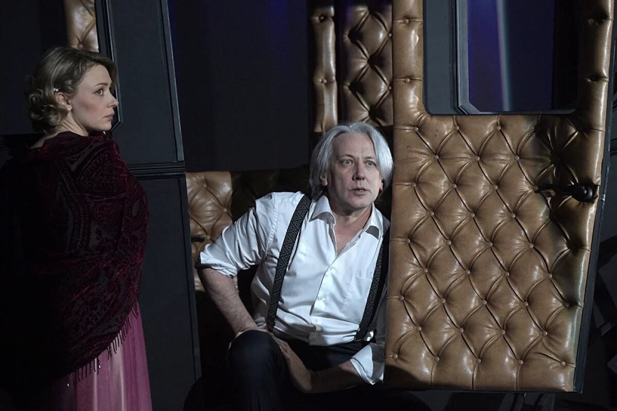    Алексей Веселкин в роли Фамусова и Ирина Таранник в роли Софьи в спектакле по пьесе А.С. Грибоедова «Горе от ума».