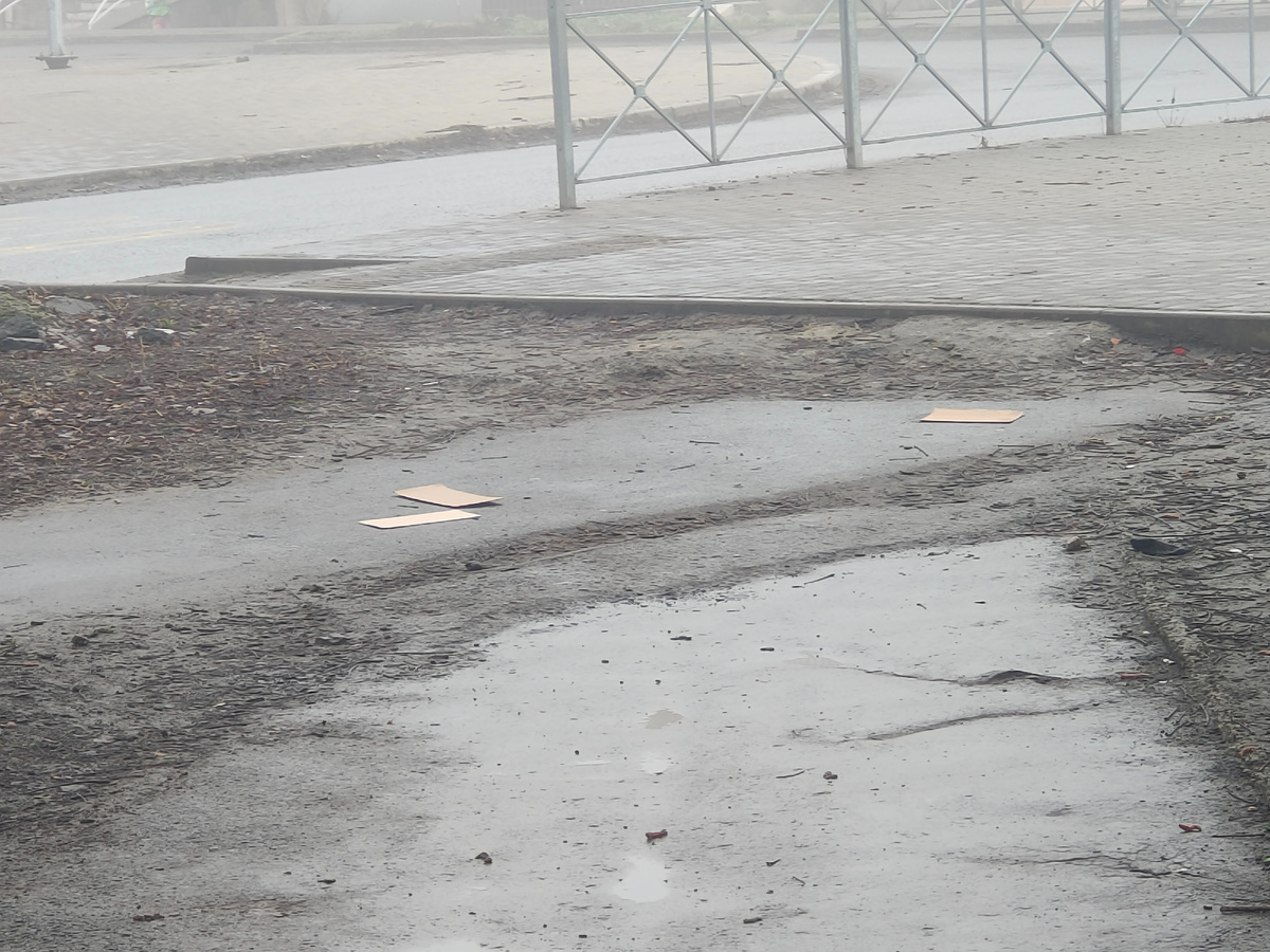 Мусор кто-то бросил на тротуаре