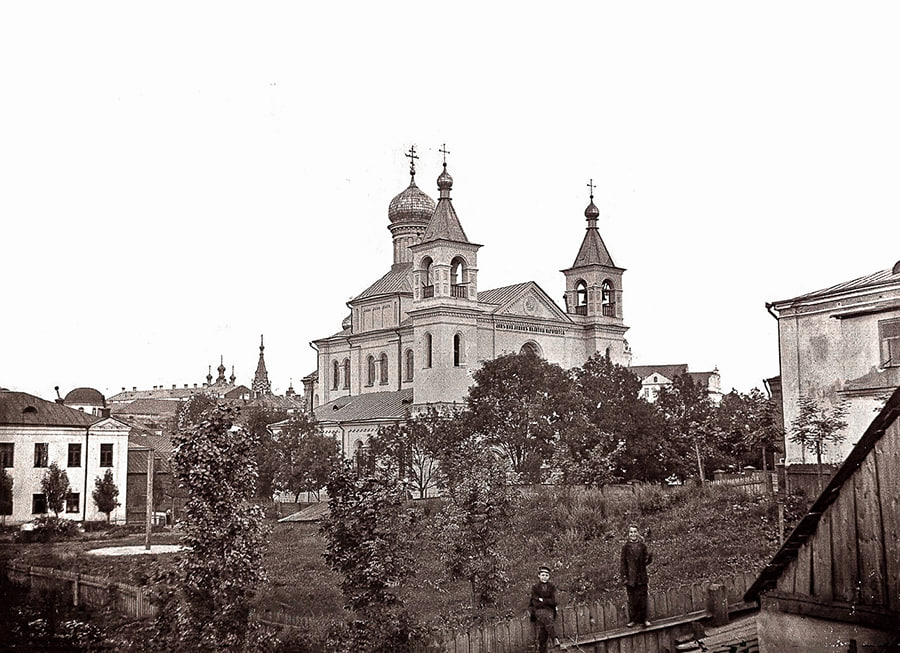 Екатерининская церковь, на заднем плане - главки и колокольня тогдашнего кафедрального собора Петра и Павла