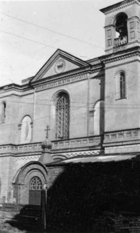 Петро-Павловская церковь в 1943 г. Одна из колоколен разрушена, но еще целы остатки внешнего декора времен имперской реконструкции