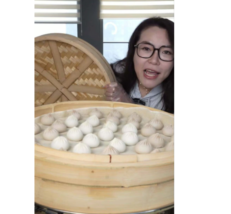 Обычная женщина в очках, мужчина такой же был бы