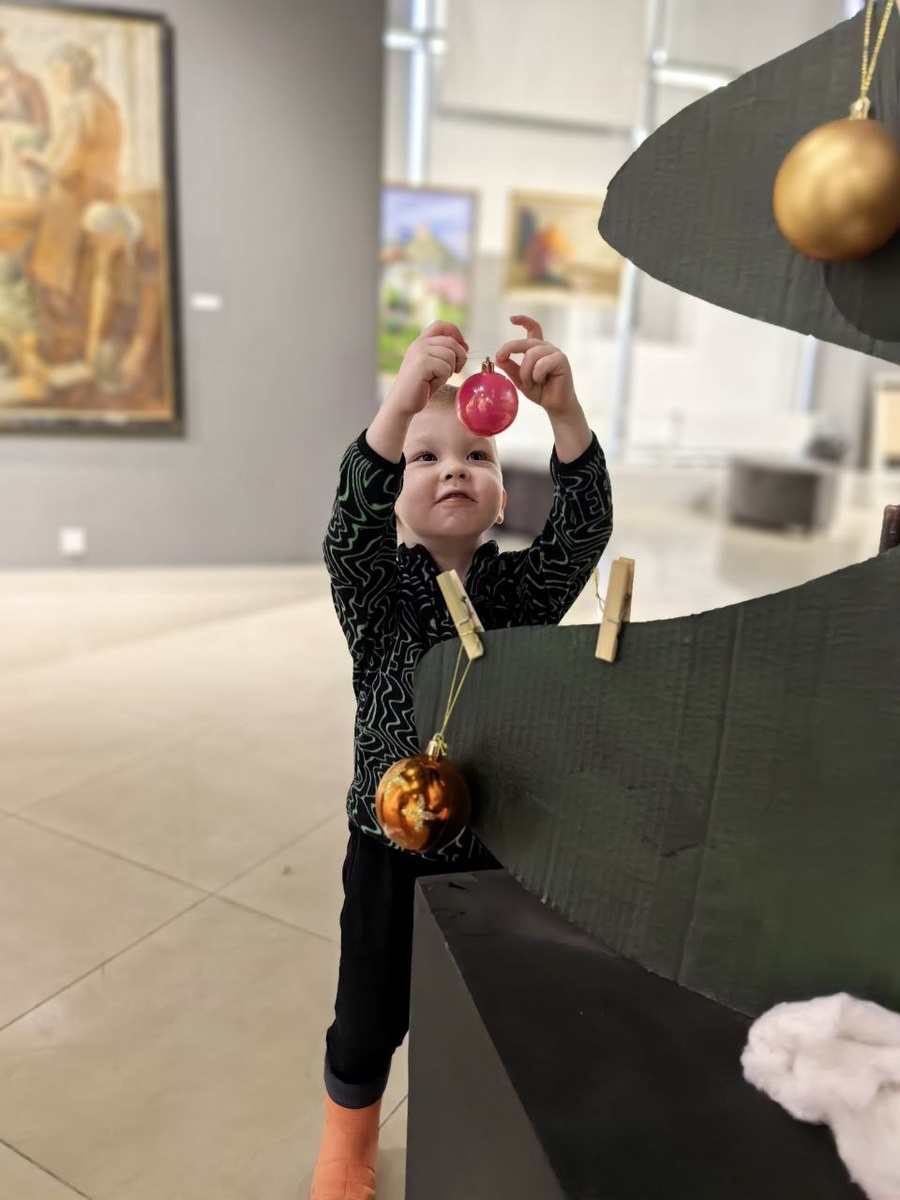 Петя наряжает ёлку 