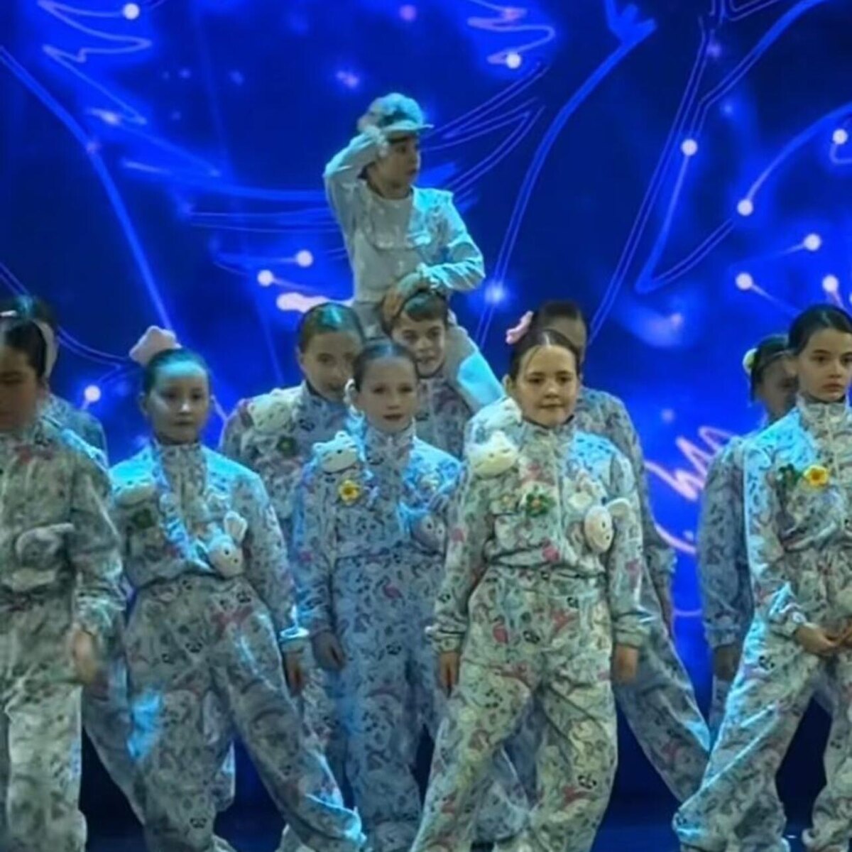    Сын Сергея Лазарева держит на шее девочку Соцсети