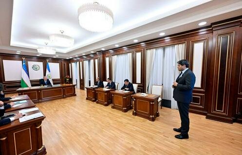 Азим Ахмедхаджаев представляет Шавкат Мирзиёеву планы по проекту АЭС. Фото пресс-службы президента Узбекистана