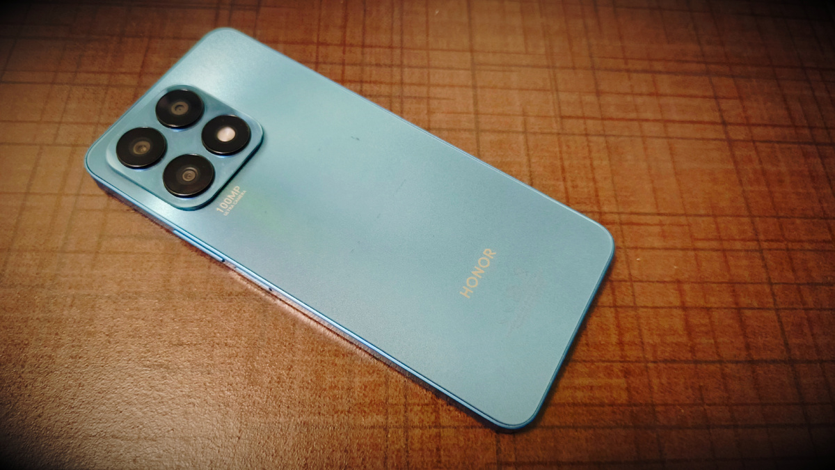 Если бы вы нашли вот такой смартфон, попытались бы присвоить его, продать на Авито или вернуть владельцу? 