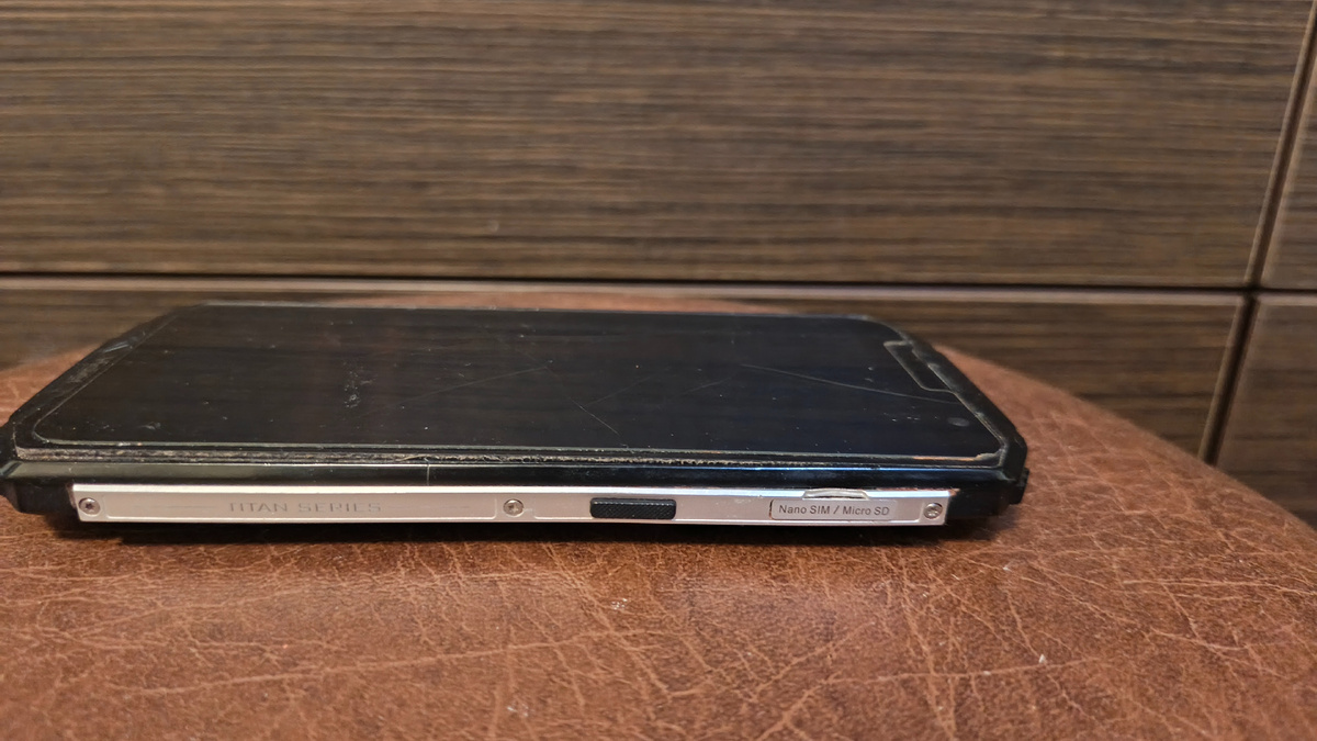 Особенно, вот такой смартфон может выглядеть подозрительно. Вдруг в него запихали что-нибудь, что может бабахнуть?