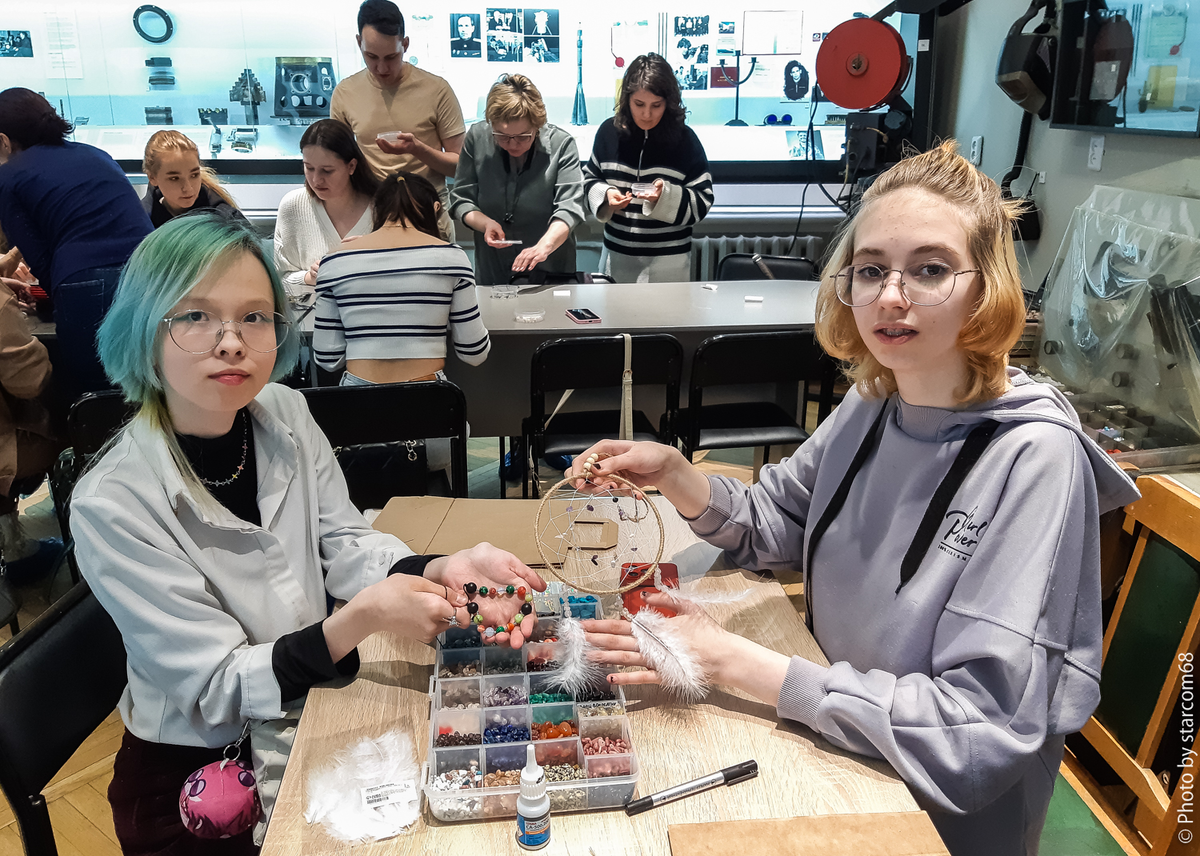 Эти девушки явно вышли за свой лимит отпущенного времени и доделывали изделия уже во второй группе