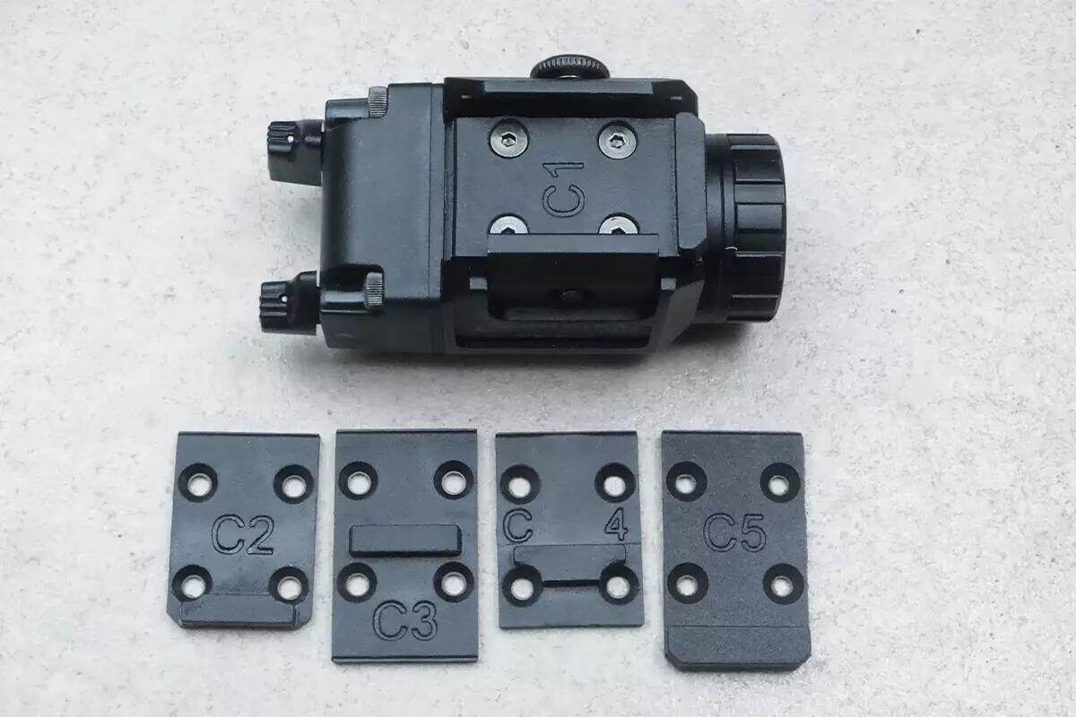 Модель 30 комплектуется четырьмя металлическими монтажными рейками, в то время как модель 10 включает пять полимерных направляющих вставок. 