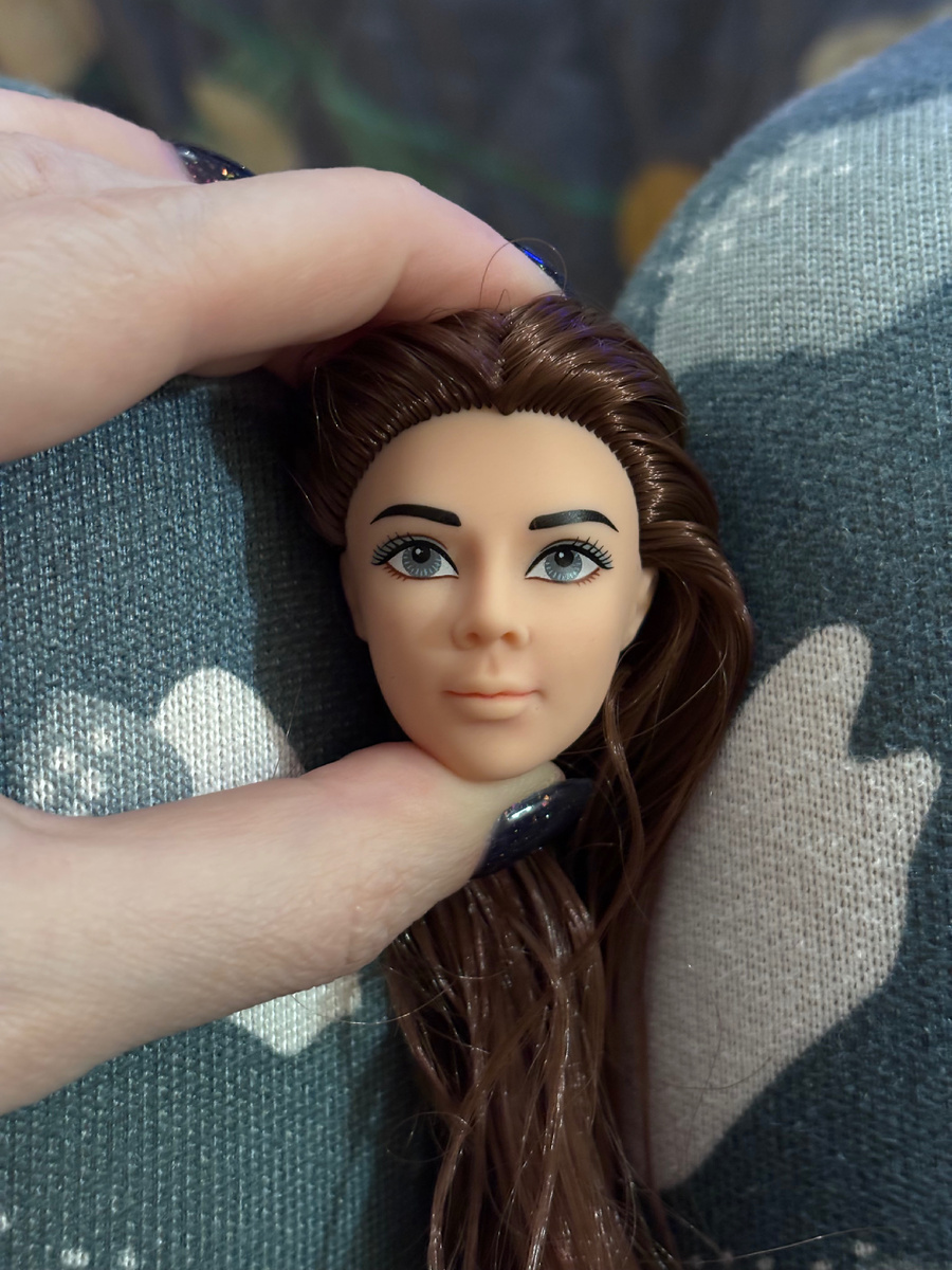 Совсем «без губ» дамочка имеет довольно бледный вид