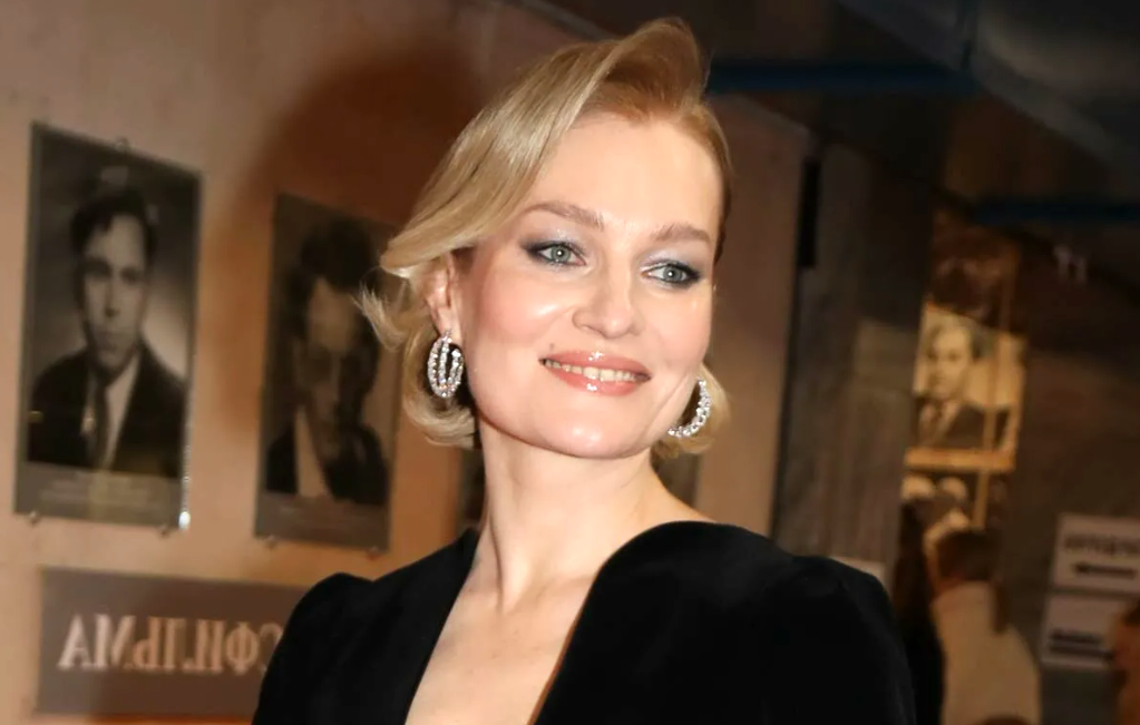 на фото Виктория Толстоганова 