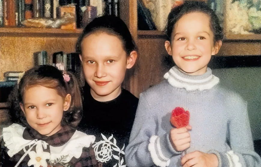 на фото Виктория Толстоганова с младшими сестрами 