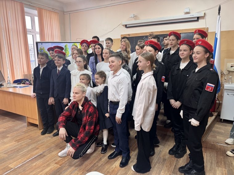 Певец посетил родную гимназию
Фото:пресс-служба SHAMAN