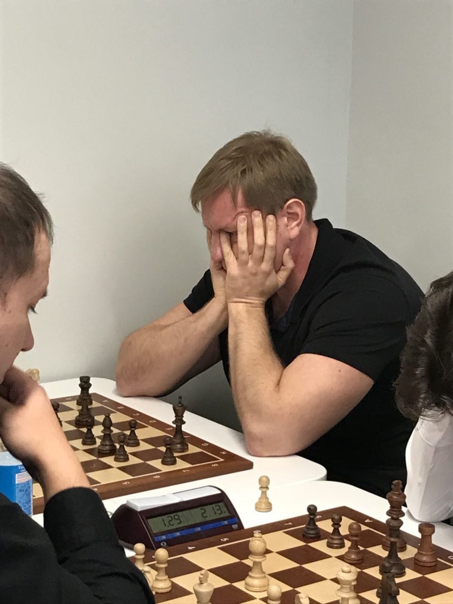 От черных фигур на доске было так темно, хоть глаз выколи...В центре - ваш покорные слуга сражается за черных