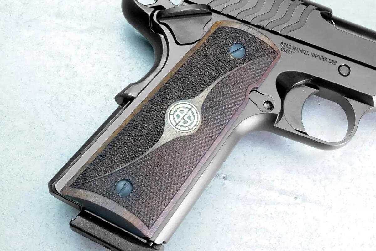 На ручках из орехового дерева выгравированы золотые медальоны с буквой «BS», обозначающей Balistik Savunma — турецкого производителя. Текстурирование на задней панели выполнено в виде рисунка пистолета micro carry gun. Передняя часть медальона имеет традиционную ромбовидную форму. 