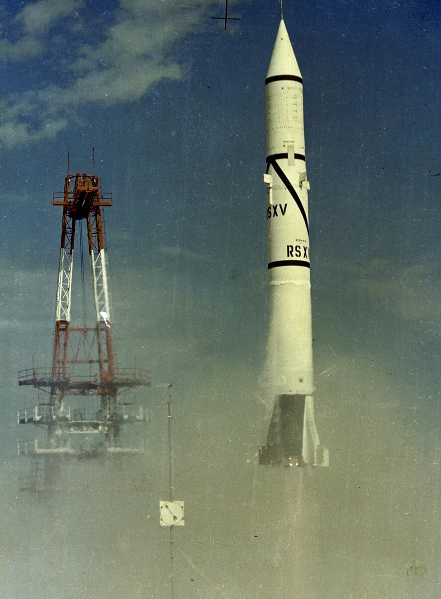 Один из первых испытательных полетов ракеты "Рэдстоун".