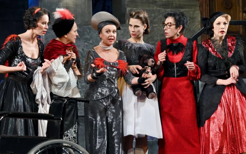 Спектакль «8 разгневанных женщин» в МХТ им. А. П. Чехова