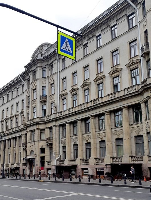 Главный фасад "Дома трёх Бенуа" по Каменноостровскому проспекту /фото из личного архива, 2022/