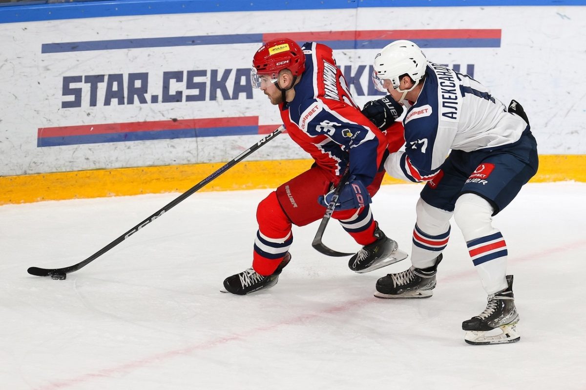    В борьбе за шайбу один из авторов голов \