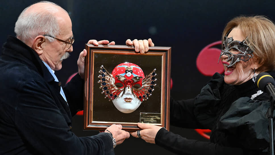 Председатель Союза кинематографистов России, кинорежиссер Никита Михалков и актриса Людмила Максакова .📷Фото: Анатолий Жданов / Коммерсантъ