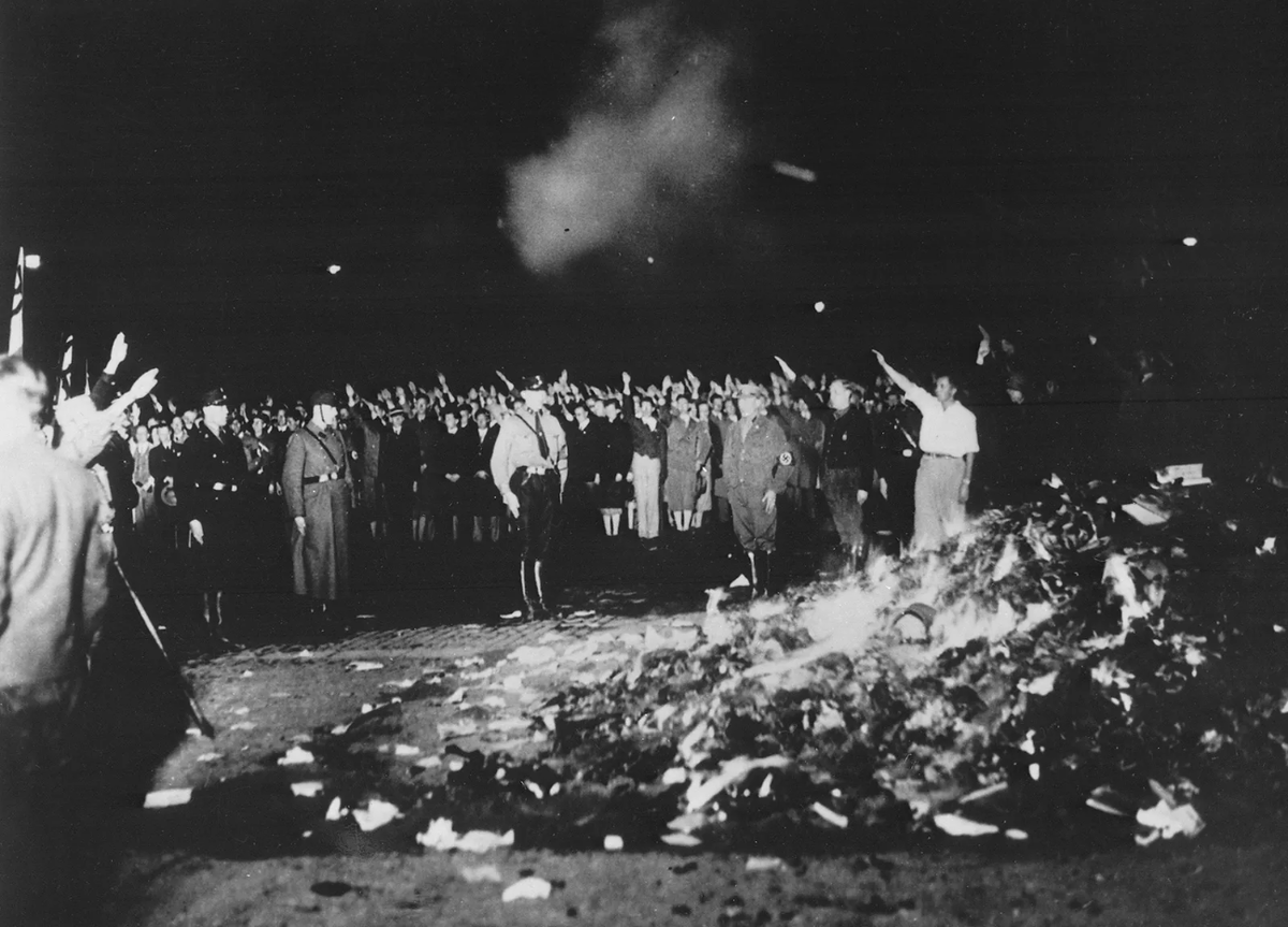 Сожжение книг. Немцы сжигают книги на Бебельплац в Берлине, 1933 год.