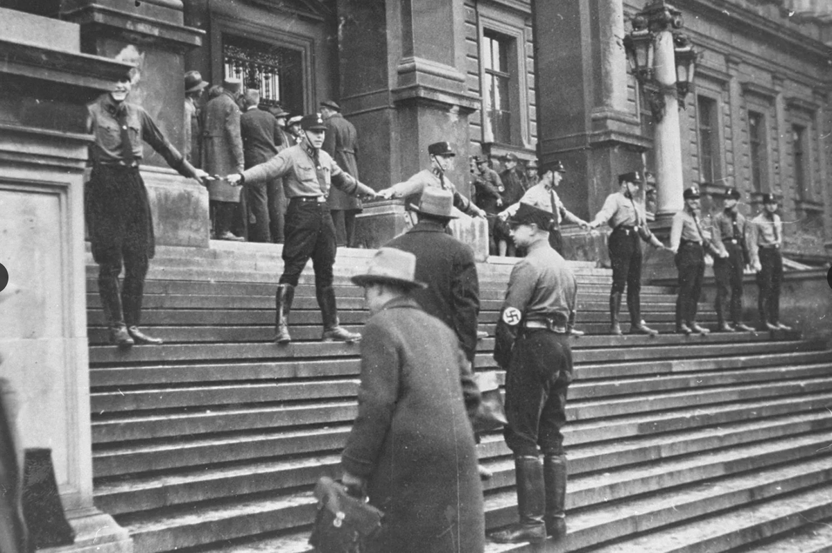 Блокировка входа для евреев. Солдаты СА берутся за руки, чтобы не дать евреям войти в Венский университет.