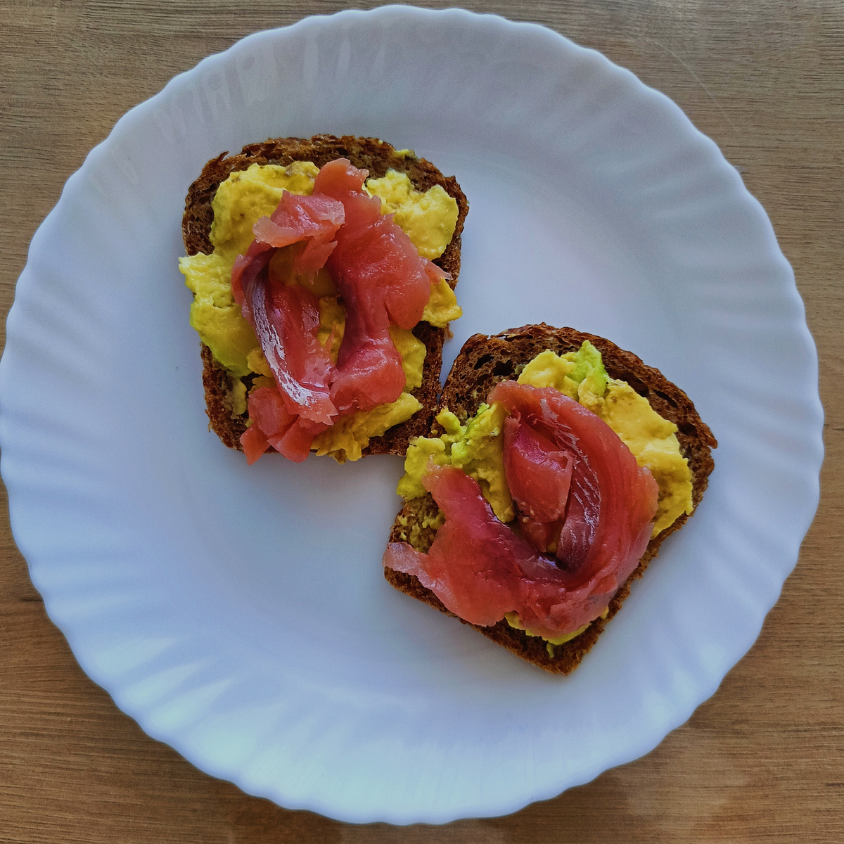 Тост с авокадо и рыбой