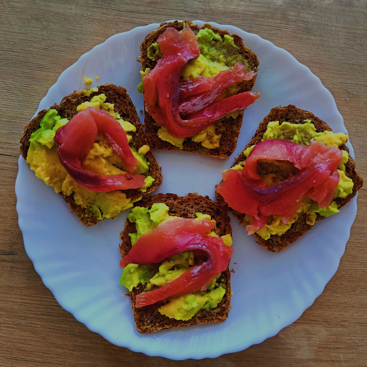 Тост с авокадо и рыбой