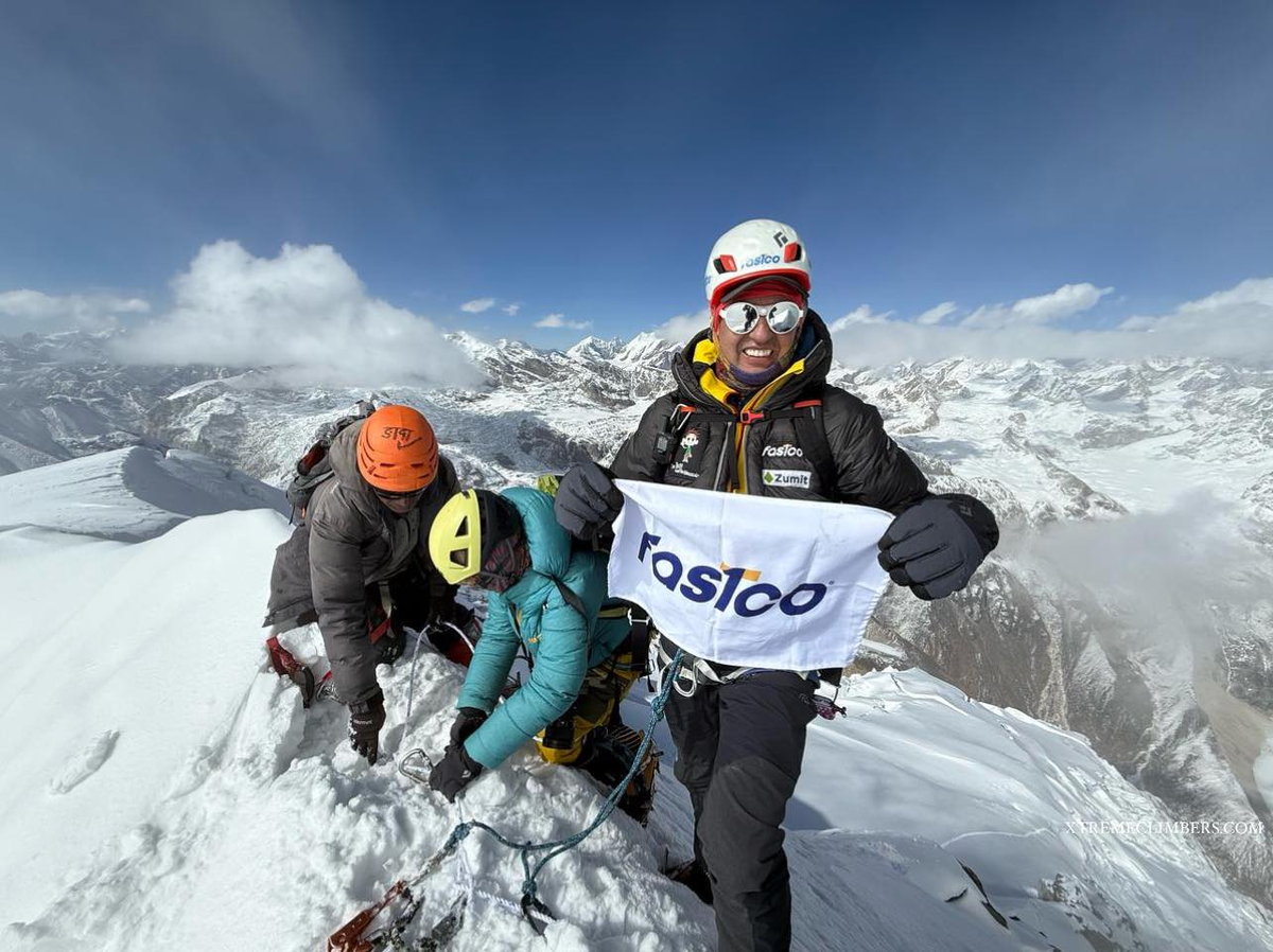 Первовосхождение (?) на Шарфу/Шарпху IV. В черном комбинезоне- Эрнан Леаль. Фото: Xtreme Climbers