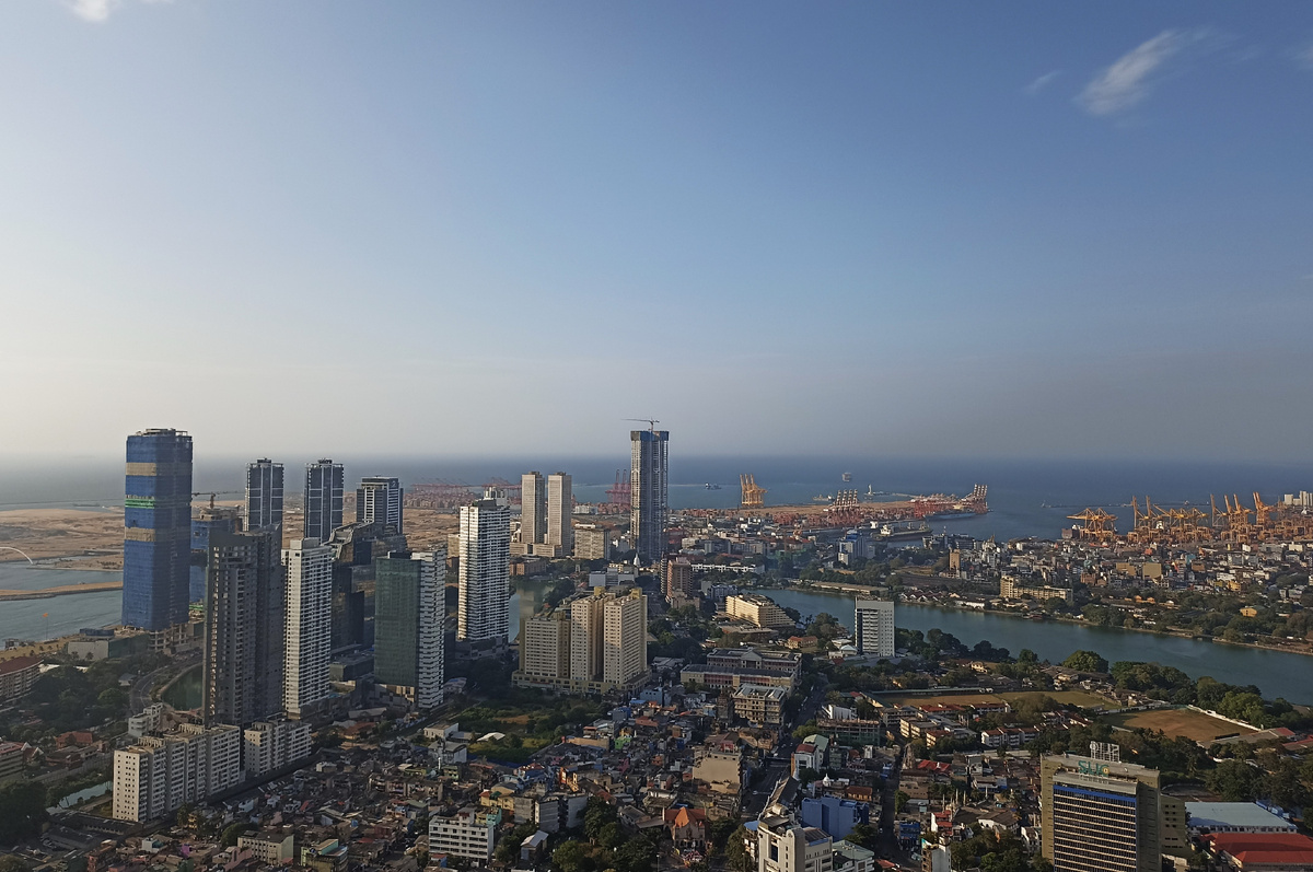 Вид на городской порт, новостройки и немного трущоб