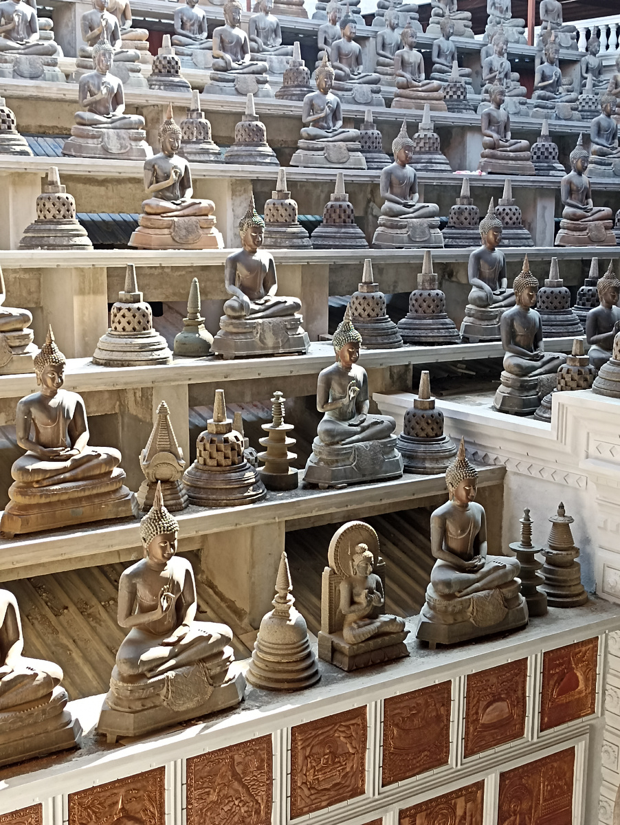 Храм Гангарамайя. Статуэтки будды, сотни их!